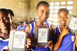 Học sinh tại Ghana sử dụng máy đọc sách điện tử. Ảnh: NEWS GHANA