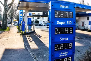 Giá dầu diesel niêm yết tại một cửa hàng xăng dầu ở Slovakia. Ảnh: EURONEWS