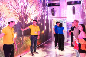 Khách tham quan trải nghiệm dịch vụ tại Ngày hội Du lịch Thành phố Hồ Chí Minh năm 2026.