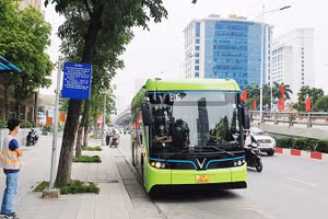 Hà Nội đã đưa vào vận hành nhiều tuyến xe bus điện. Ảnh: NAM NGUYỄN