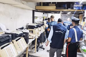 Cảnh sát Italy triệt phá xưởng in tiền giả của Roberto Mazzarella. Ảnh: GETTYIMAGES