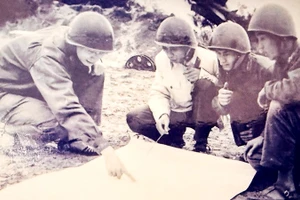 Từ phải qua: Kíp chiến đấu Tiểu đoàn 52 tham gia bắn rơi 32 máy bay Mỹ gồm sĩ quan điều khiển Nguyễn Văn Thọ, trắc thủ cự ly Hoàng Văn Nam, trắc thủ góc tà Vương Thái Thanh, trắc thủ phương vị Trần Hay. Ảnh: NVCC