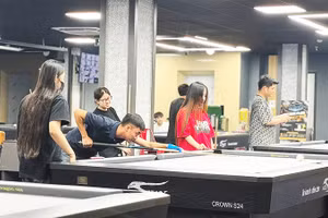 Nam, nữ sinh chơi bi-a ở phố Tân Mai, phường Tương Mai, Hà Nội.