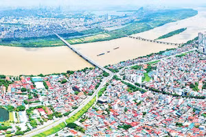 Việc phát triển hai bên bờ sông Hồng cần trả lời thấu đáo nhiều câu hỏi về sinh kế của người dân và việc bảo tồn, phát huy truyền thống lịch sử, văn hóa.