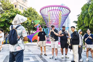 Du khách quốc tế tham dự một lễ hội văn hóa tại Thành phố Hồ Chí Minh. Ảnh: THÀNH ĐẠT