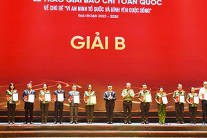 Trao Giải Báo chí "Vì An ninh Tổ quốc và bình yên cuộc sống"