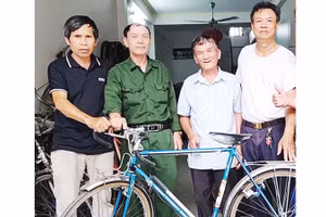 Ông Thuận (thứ hai từ phải sang) và ông Thăng (thứ hai từ trái sang) giới thiệu chiếc xe quý.