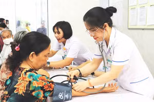 Người cao tuổi được kiểm tra, thăm khám sức khỏe miễn phí.