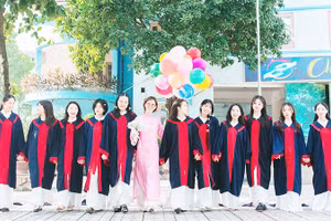 Cô Diệu Hương và một số học sinh lớp 9C1.