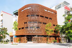 Không gian ngói (Đông Anh, Hà Nội) gợi hình ảnh một cái cây lớn với lớp màng bao che bằng ngói. Ảnh: LÊ MINH HOÀNG