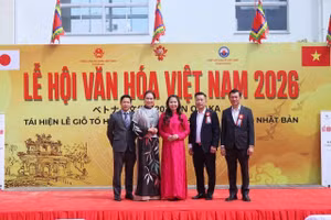 Anh Trần Trung Kiên (bên trái) tại Lễ hội năm nay.