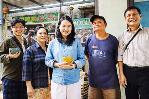TS Chu Mạnh Trinh (ngoài cùng bên phải) đi thực tế tại làng gốm Mỹ Thiện.