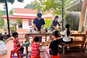 Trải nghiệm làm gốm tại Xưởng gốm Huân.