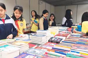 Cần giữ cho bạn đọc tiếp cận các nguồn sách, được sáng tác một cách trung thực, viết nên từ trái tim, cảm xúc con người. Ảnh: HOÀNG HOA