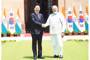 Hai nhà lãnh đạo Hàn Quốc (bên trái) và Ấn Độ cam kết thúc đẩy mạnh hợp tác. Ảnh: THE KOREA TIMES