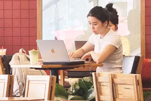 Chỉ với một chiếc máy tính, kết nối internet và các nền tảng số, một cá nhân có thể làm được nhiều việc. Ảnh: SONG ANH