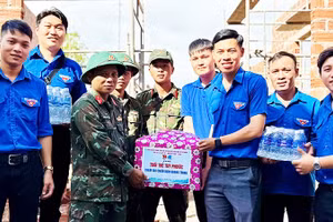 Tuổi trẻ Gia Lai cùng các lực lượng chung tay dựng xây lại những căn nhà bị sập, đổ do bão lũ.