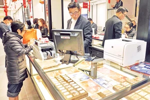 Giao dịch vàng tại doanh nghiệp Phú Quý. Ảnh: TRẦN VIỆT