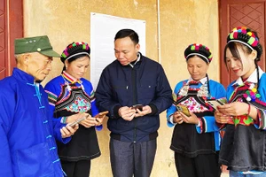 Cán bộ cơ sở làm cầu nối chuyển đổi số.