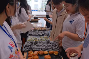 Lan tỏa yêu thương từ những chiếc bánh