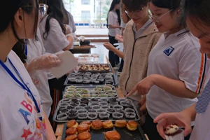 Lan tỏa yêu thương từ những chiếc bánh