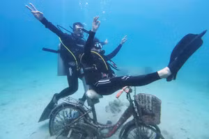 Du khách vui vẻ tạo dáng dưới đáy biển Nha Trang.