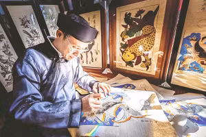 Gia đình Nghệ nhân Ưu tú Nguyễn Hữu Quả là một trong ba gia đình còn duy trì làm tranh dân gian Đông Hồ.