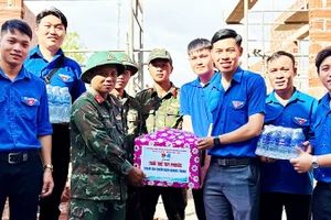 Tuổi trẻ Gia Lai cùng các lực lượng chung tay dựng xây lại những căn nhà bị sập, đổ do bão lũ.