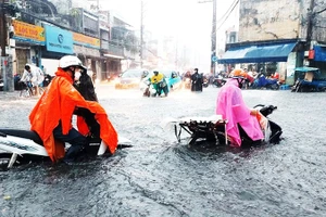 Nhiều tuyến đường ở TP Hồ Chí Minh chỉ cần mưa là ngập.