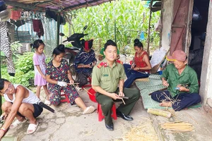 Thượng sĩ Giàng A Thắng vót đũa cùng bệnh nhân chạy thận.