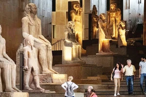 Du khách tham quan bên trong đại bảo tàng. Ảnh: GETTY IMAGES