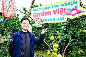 Thầy Nam cần mẫn với mô hình du lịch sinh thái. Ảnh: BẢO LONG