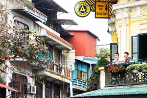 Nhiều quán cà-phê tại Hà Nội tận dụng vị trí đắc địa để thu hút khách. Ảnh: K.MINH