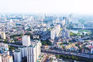 Hà Nội đang xây dựng đồ án quy hoạch tổng thể Thủ đô, định hướng phát triển dài hạn với tầm nhìn 100 năm. Ảnh: KHIẾU MINH