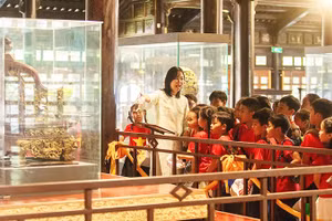 Các em học sinh tham quan trải nghiệm tại Bảo tàng Cổ vật Cung đình Huế.