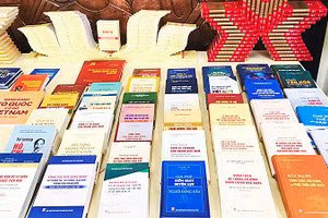 Họa sĩ Nguyễn Tấn Phát hướng dẫn các bạn trẻ thực hành với sơn mài tại đình Hà Vĩ.