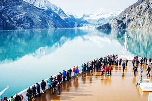 Du khách tham quan bang Alaska.Ảnh: AMERICA.GOV