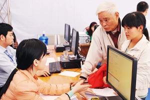 Tư vấn cho cá nhân và hộ kinh doanh tại Thuế Thành phố Hà Nội. Ảnh: NAM ANH