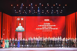 Tổng Bí thư Tô Lâm, các đồng chí lãnh đạo, nguyên lãnh đạo Đảng và Nhà nước, chụp ảnh lưu niệm cùng đại diện lãnh đạo, phóng viên, biên tập viên, viên chức và người lao động Báo Nhân Dân.