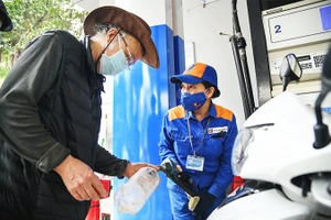 Trong "bão giá" xăng, dầu