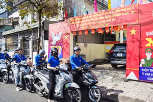Đoàn viên, thanh niên phường An Khê tuyên truyền lưu động trên các tuyến đường, kiệt, hẻm nhỏ.