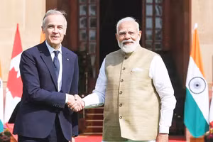 Thủ tướng Ấn Độ Narendra Modi gặp gỡ người đồng cấp Canada Mark Carney (bên trái). Ảnh: REUTERS