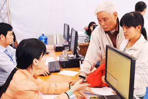 Tư vấn cho cá nhân và hộ kinh doanh tại Thuế Thành phố Hà Nội. Ảnh: NAM ANH