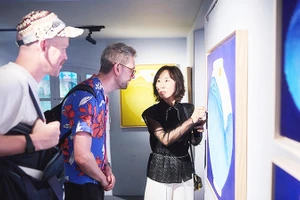 Người yêu nghệ thuật tham quan Triển lãm mỹ thuật quốc tế “CHON’S HANOI MINI ART FAIR 2026.