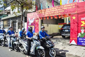 Đoàn viên, thanh niên phường An Khê tuyên truyền lưu động trên các tuyến đường, kiệt, hẻm nhỏ.