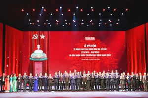 Tổng Bí thư Tô Lâm, các đồng chí lãnh đạo, nguyên lãnh đạo Đảng và Nhà nước, chụp ảnh lưu niệm cùng đại diện lãnh đạo, phóng viên, biên tập viên, viên chức và người lao động Báo Nhân Dân.