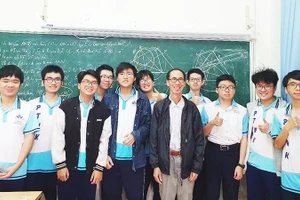 TS Lê Bá Khánh Trình chụp hình cùng đội tuyển Trường Phổ thông Năng khiếu năm 2024. Ảnh: NVCC