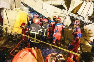 Lực lượng cứu hộ tìm kiếm người mất tích. Ảnh: AP