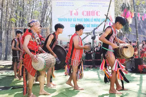 Lớp trẻ được truyền nghề từ các nghệ nhân uy tín của địa phương.