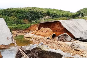 Trên đoạn đường 18 km vào hai thôn Cát - Trỉa có 6 điểm đứt gãy từ gần 10 năm nay chưa được khắc phục.